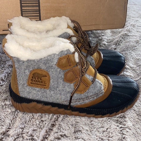 - Sorel boots - Picture 3 of 4